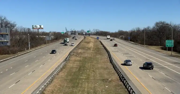 Reddit: Bro parks his broken Ford in the center lane