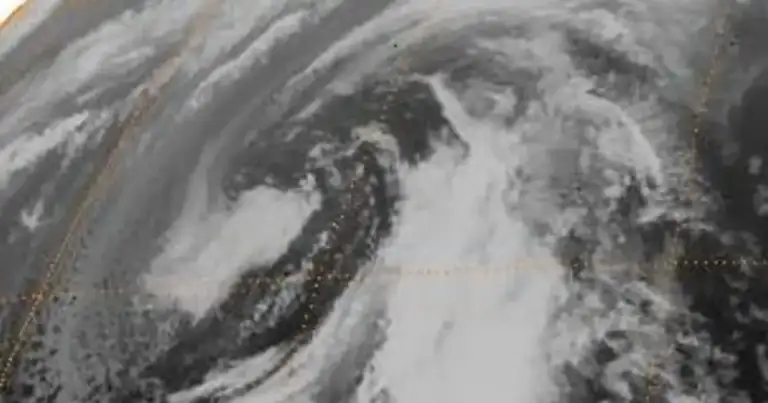 Hawaii's Kona Low calms, but flood battle just began. 9 Hawaii's Kona Low calms, but flood battle just began.
